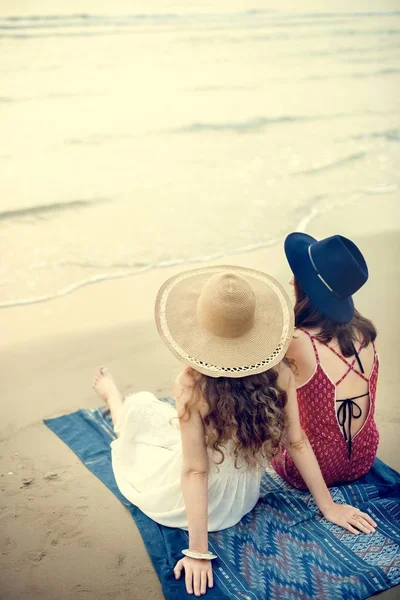 Meninas sentadas na praia — Fotografia de Stock