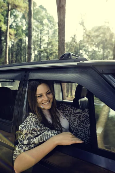 Mujer joven conduciendo — Foto de Stock