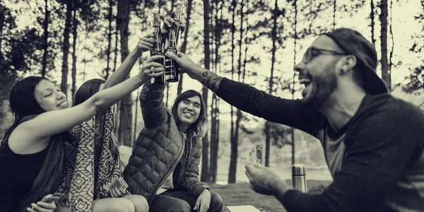 Junge Freunde auf Reisen — Stockfoto