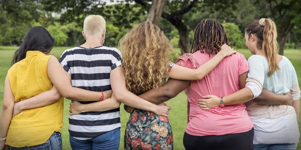 Amigos pasan tiempo en el parque — Foto de Stock