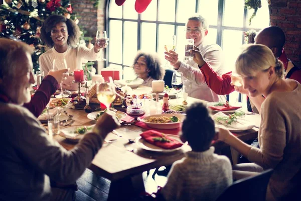 Família à mesa com um jantar festivo — Fotografia de Stock