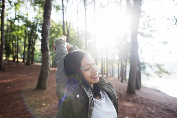 Gelukkig meisje genieten van vrijheid — Stockfoto