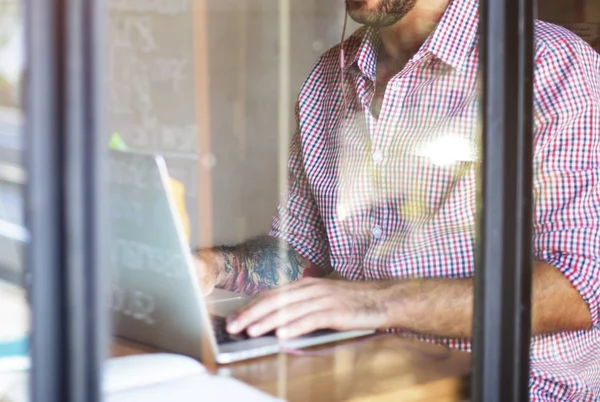 Mann benutzte Laptop — Stockfoto