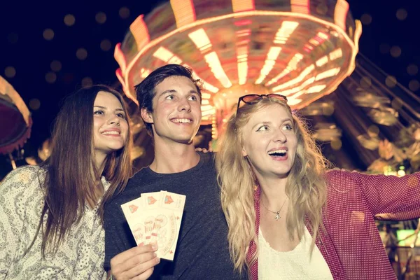 Vrienden in attractiepark met kaartjes — Stockfoto