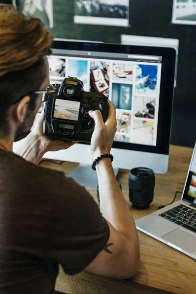 Fotograf poszukuje zdjęć w aparacie — Zdjęcie stockowe