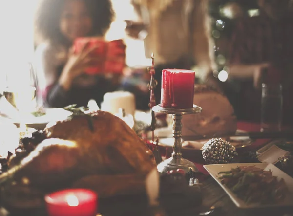 Rodzina przy stole ze świąteczną kolacją — Zdjęcie stockowe