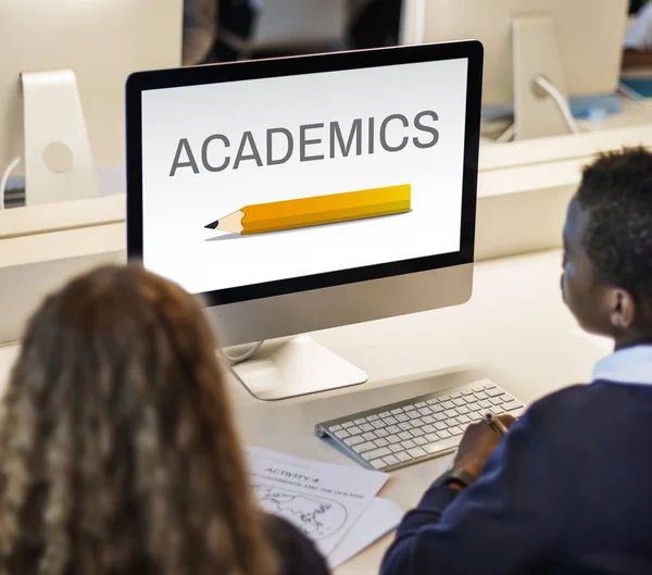 Alunos colegas de classe usando computador — Fotografia de Stock