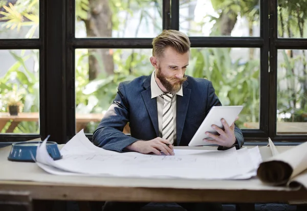 Bello uomo d'affari che scrive appunti — Foto Stock