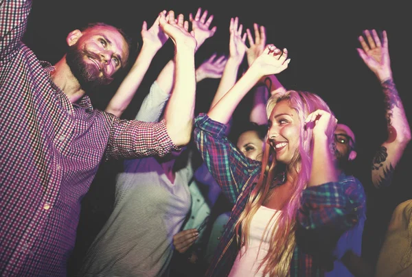 Gente bailando en la fiesta nocturna — Foto de Stock