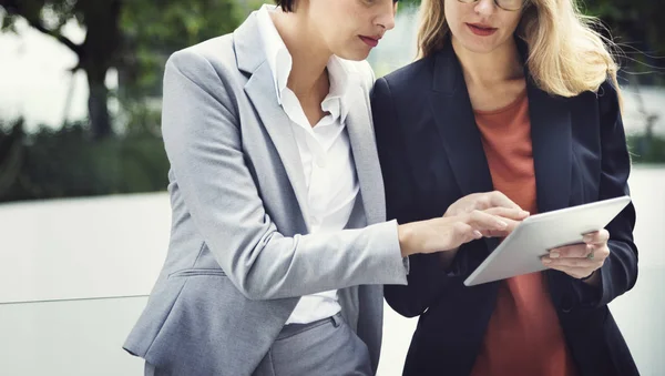 Zakenvrouwen bespreken van ideeën — Stockfoto