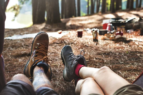 Casal Relaxante em Camping — Fotografia de Stock