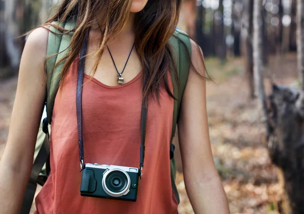 Mädchen läuft mit Kamera — Stockfoto
