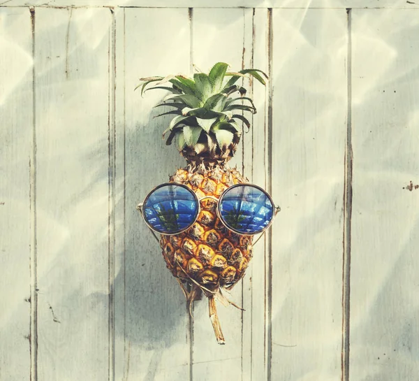 Ananas drôle sur le sable — Photo