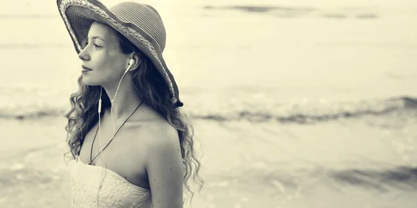 Красива жінка в літньому капелюсі — стокове фото