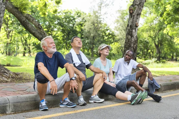 Amis seniors faisant de l'exercice — Photo