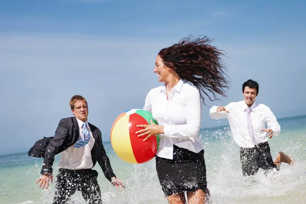 Gente de negocios divirtiéndose en la playa — Foto de Stock