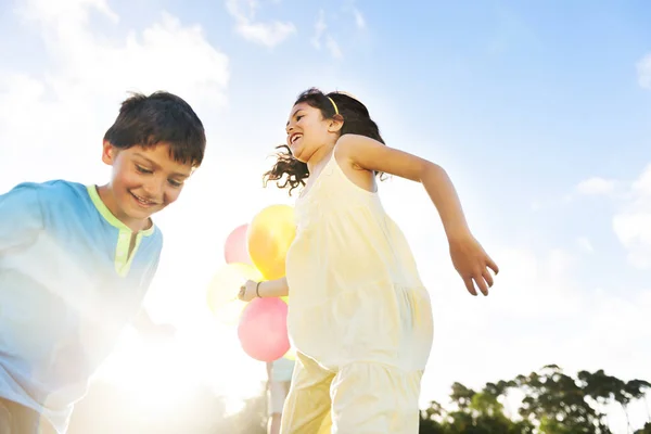 Childen divertirse en el parque — Foto de Stock