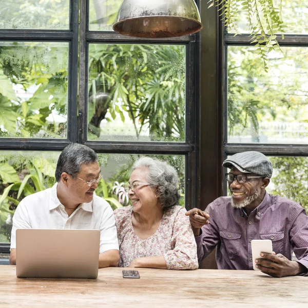 Jubilación mediante dispositivos digitales — Foto de Stock