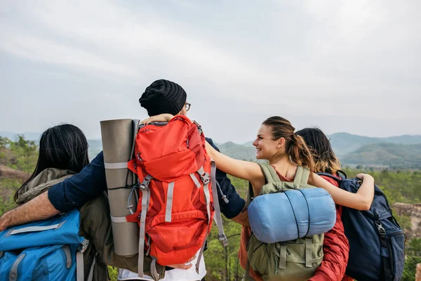 Vänner att utforska naturen — Stockfoto