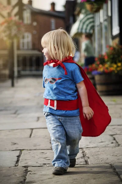 Superhéroe Little Boy en la calle — Foto de Stock