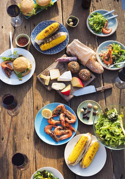 Crevettes, maïs et fromage sur la table — Photo