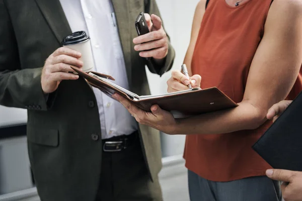 Mensen ondertekening bedrijf contract — Stockfoto