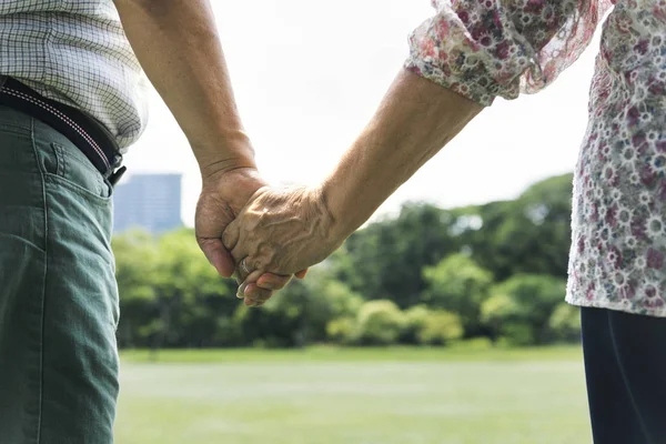 Olderly カップルが手を繋いでいます。 — ストック写真