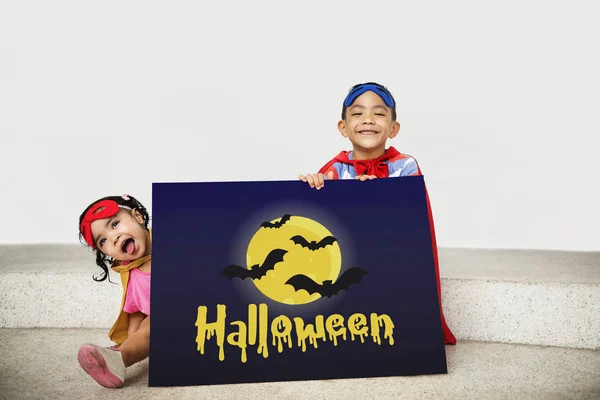 Superhéroe Niños con tabla en las manos —  Fotos de Stock