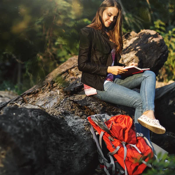 Traveler flicka med ryggsäck — Stockfoto