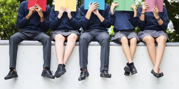 Rozmanité studenti ve škole uniformy — Stock fotografie