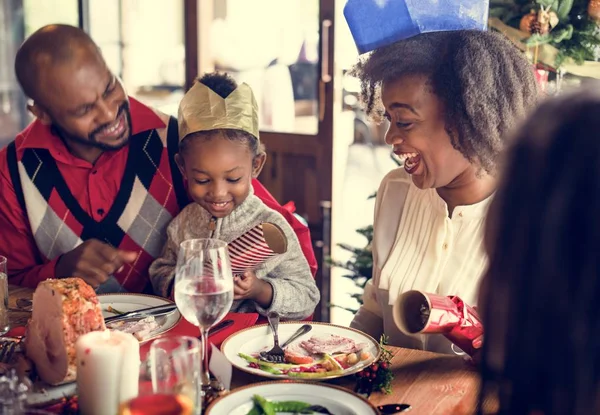 Famiglia a tavola con cena festiva — Foto Stock