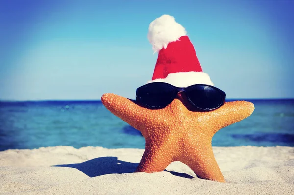 Starfish in Kerstman hoed — Stockfoto