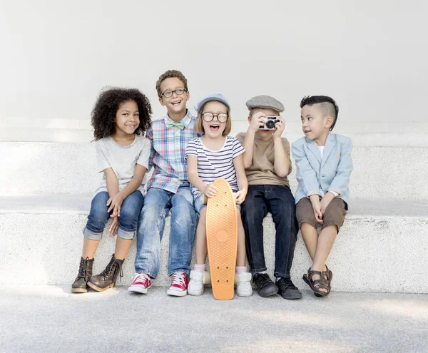 Aranyos gyerekek együtt játszanak — Stock Fotó