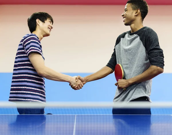 Ping pong jugadores apretón de manos — Foto de Stock