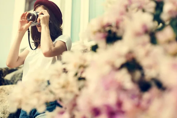 Fotógrafa chica al aire libre — Foto de Stock