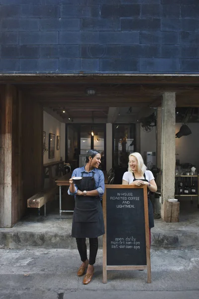 Barista vrouwen bij koffie shop — Stockfoto