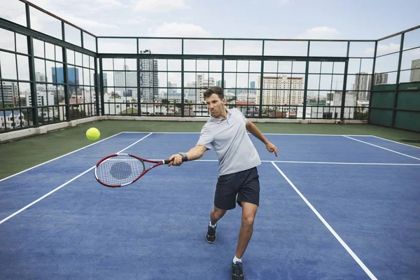 Spieler im Tennisplatz — Stockfoto