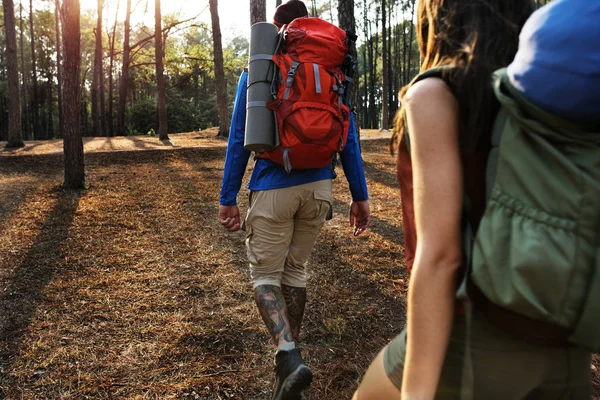 Casal jovem de viajantes — Fotografia de Stock