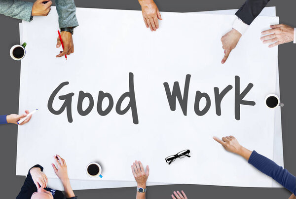 деловые люди за столом переговоров
