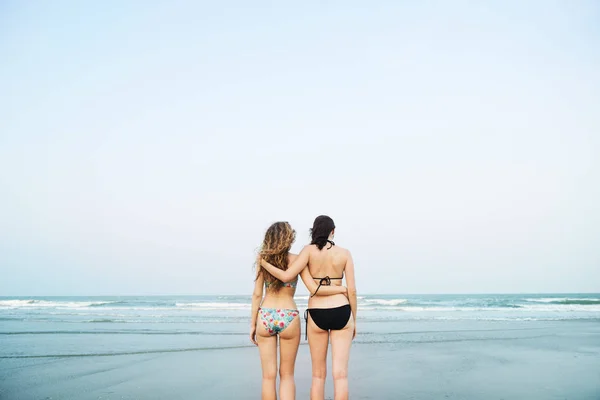 海滩上的女孩友谊 — 图库照片