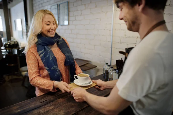 Barista e Cliente em Restaurante — Fotografia de Stock