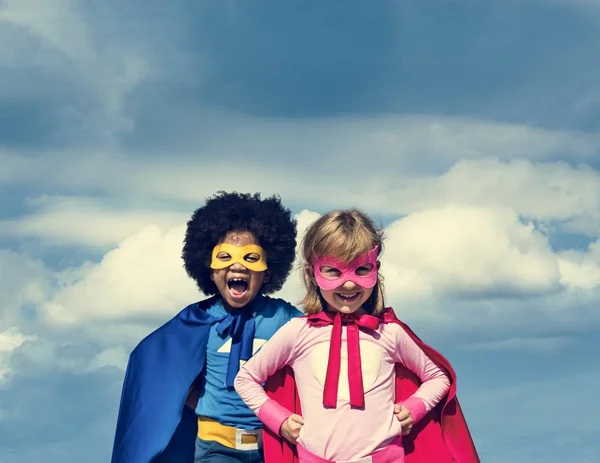 Девушки-супергерои веселятся — стоковое фото
