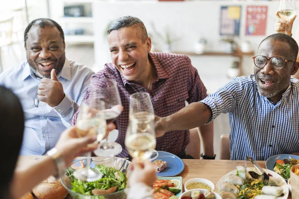 Gente teniendo comida juntos — Foto de Stock