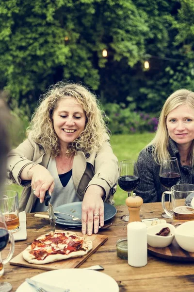 Amigos comiendo pizza — Foto de Stock