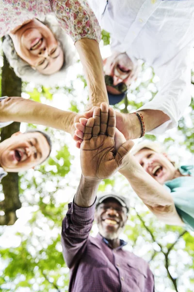 Amici anziani che si stringono la mano — Foto Stock