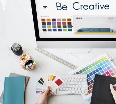 bilgisayarda çalışan tasarımcı