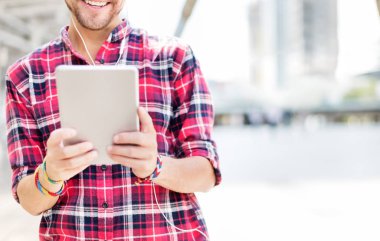 Dijital tablet kullanan genç adam