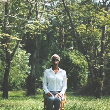 Ormanda oturan kadın göz bağı. 