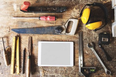 Tahta masadaki dijital tablet