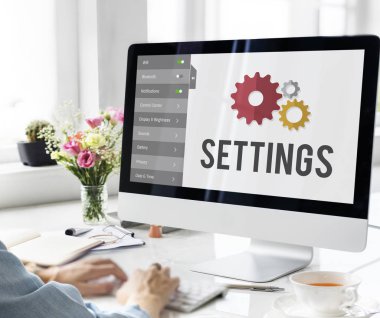 bilgisayar ile çalışan kadın